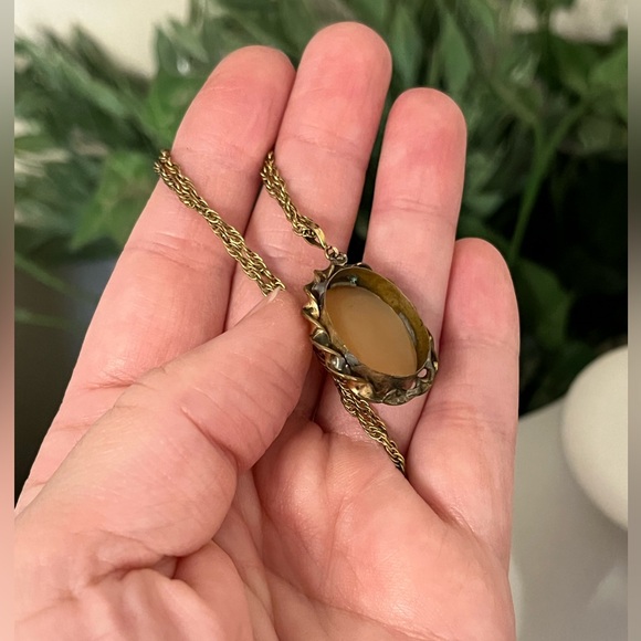 Rebecca at the Well Gold Filled Carved Shell Cameo - Picture 8 of 14